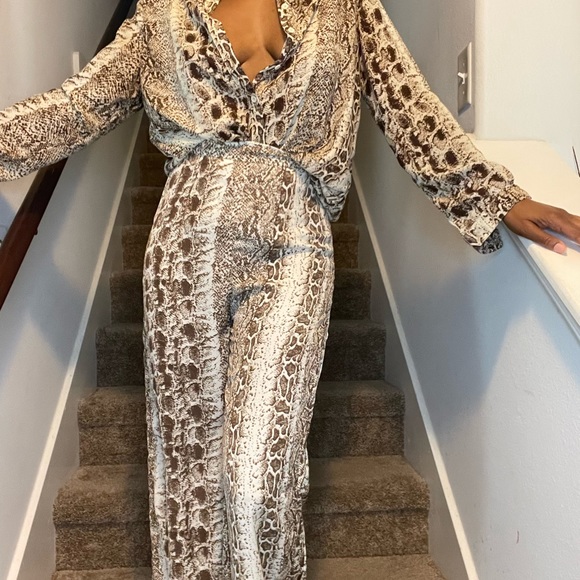 Set: Pretty Little Thing: Brown Snake Print Oversized Shirt & Pants ✨ - Picture 9 of 11